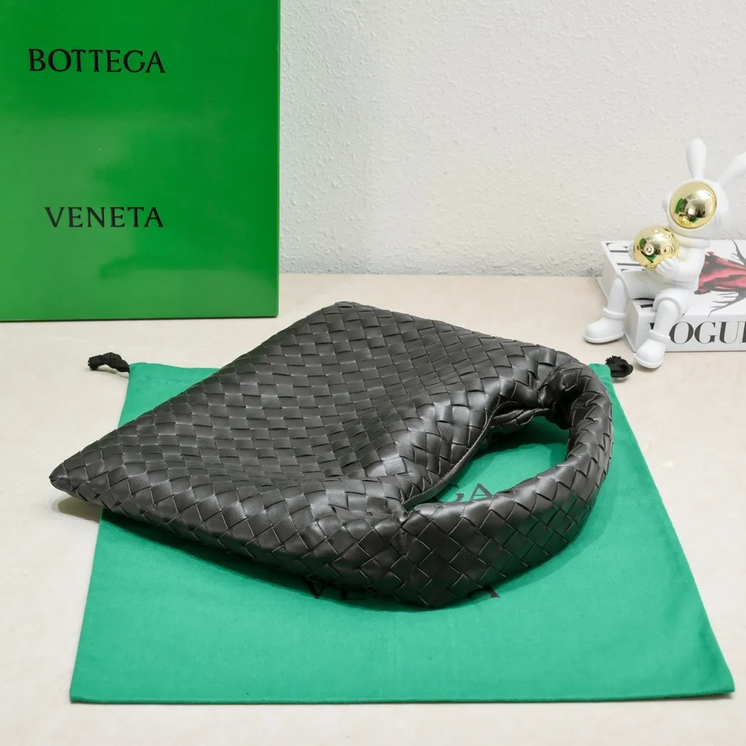 Batch 1860 #Bv new small HOP bag, the bag body and handles are made of a whole piece of woven leather. The bag body is soft and lazy. Hop symbolizes the praise of innovation and eternal craftsmanship [love]. The pyramid silhouette combines practicality and fashion. It is modern and casual. The double-sided closure design of the bag mouth is more convenient and safe! The cowhide texture also makes the bag more wear-resistant and durable. A must-have for fashionable ladies who like minimalism yet comfortable and casual! Size: 41x20.5x7.5, Model: 3966#